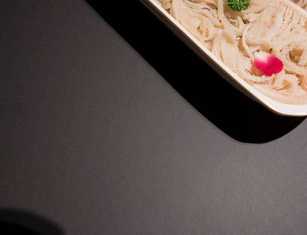 Kompaktiškas laminuotas stalviršis nuo pirštų atspaudų